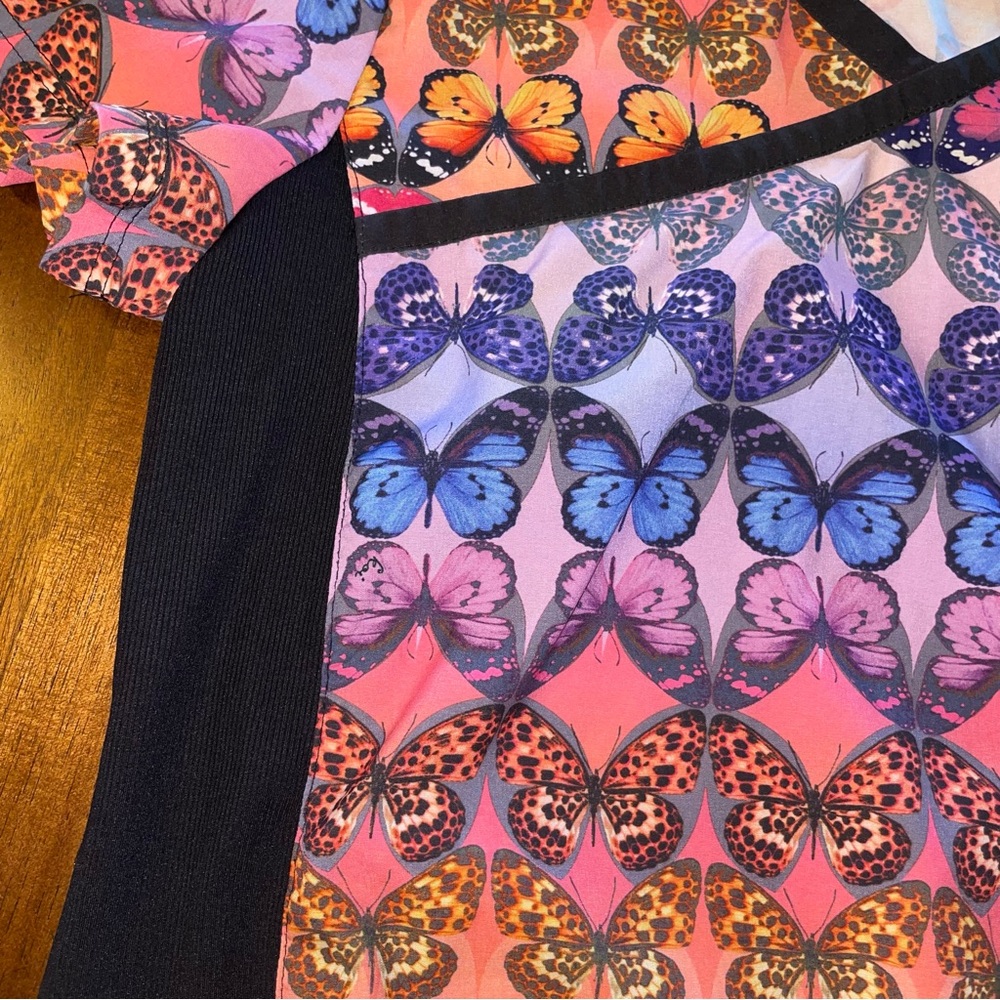 Butterfly Scrub Top! - Picture 4 of 9
